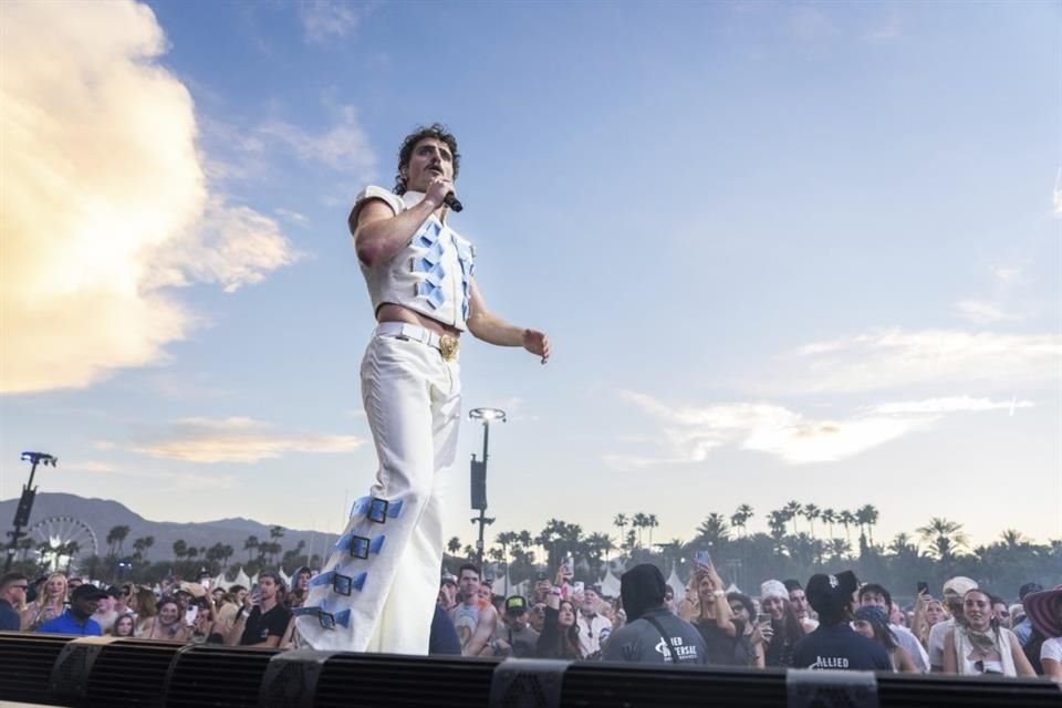 Benson Boone rindió homenaje a Queen en Coachella con Brian May, interpretando 'Bohemian Rhapsody' y su éxito 'Beautiful Things'.