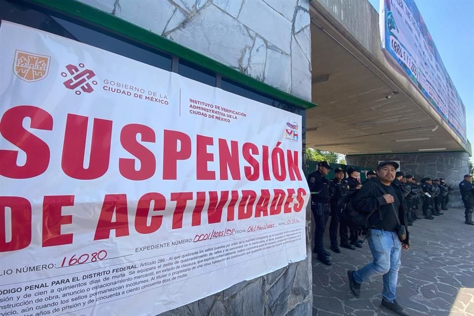 En el acceso principal sobre 5 de Mayo, los sellos de suspensión de actividades colocados por la Alcaldía Miguel Hidalgo mantienen cerrada la reja. 