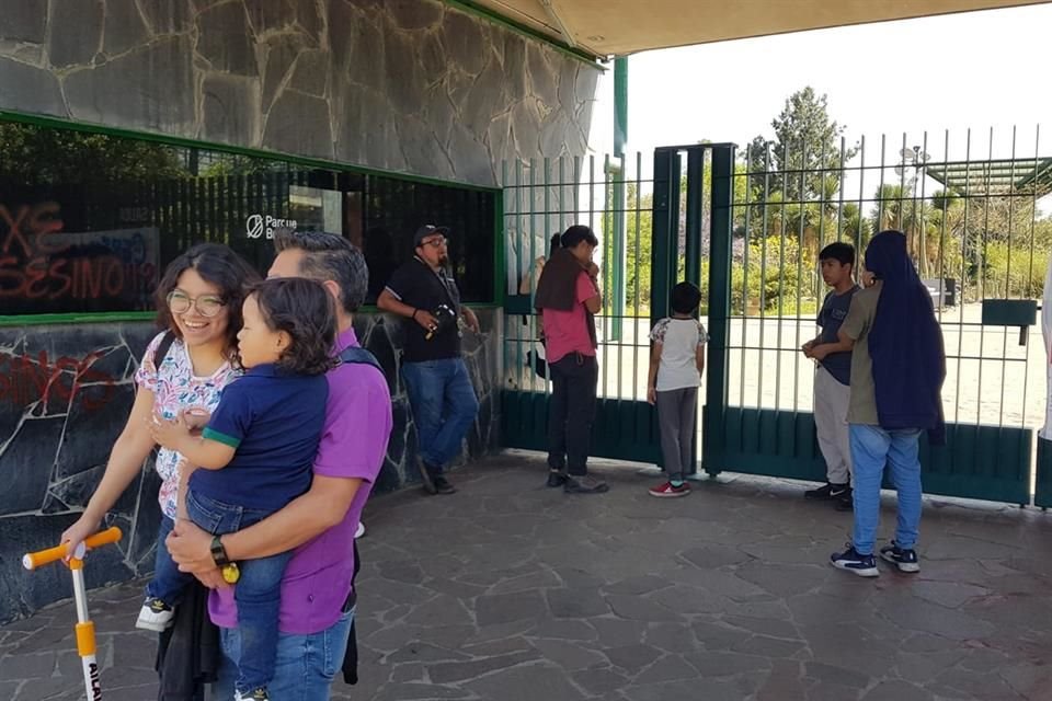 Ayer, visitantes se concentraban en el acceso del Parque Bicentenario, actualmente clausurado.