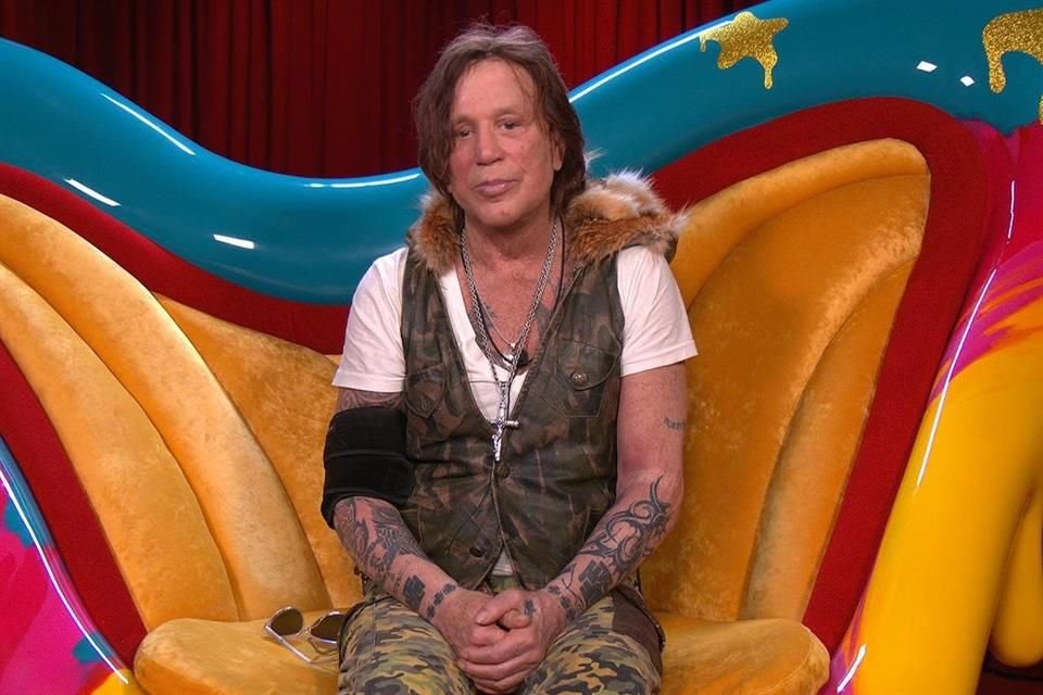Tras protagonizar varios casos de comportamiento inaceptable, el actor Mickey Rourke decidió abandonar el reality 'Celebrity Big Brother'.