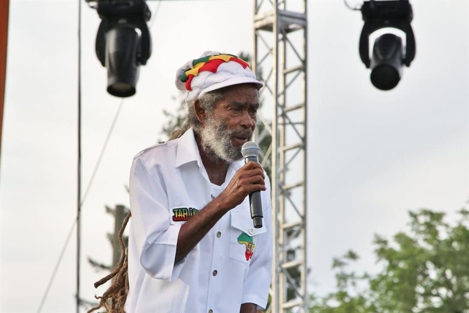 Max comenzó su carrera en 1965 como vocalista principal del grupo Emotions, antes de que su música se convirtiera en sinónimo del movimiento socialdemócrata jamaicano.