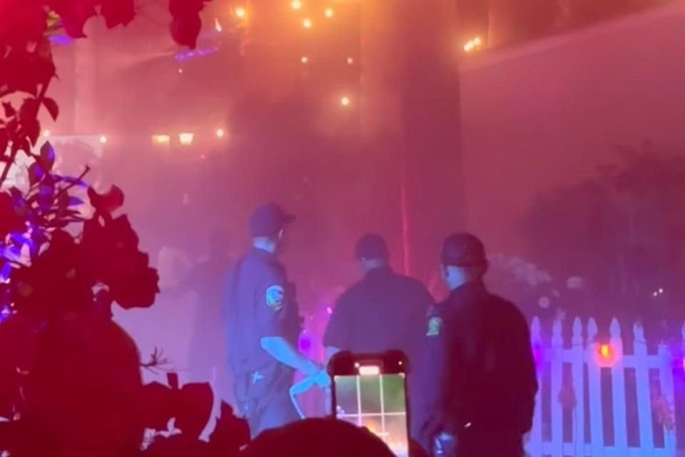 El equipo de bomberos intervino para extinguir las llamas rápidamente.  