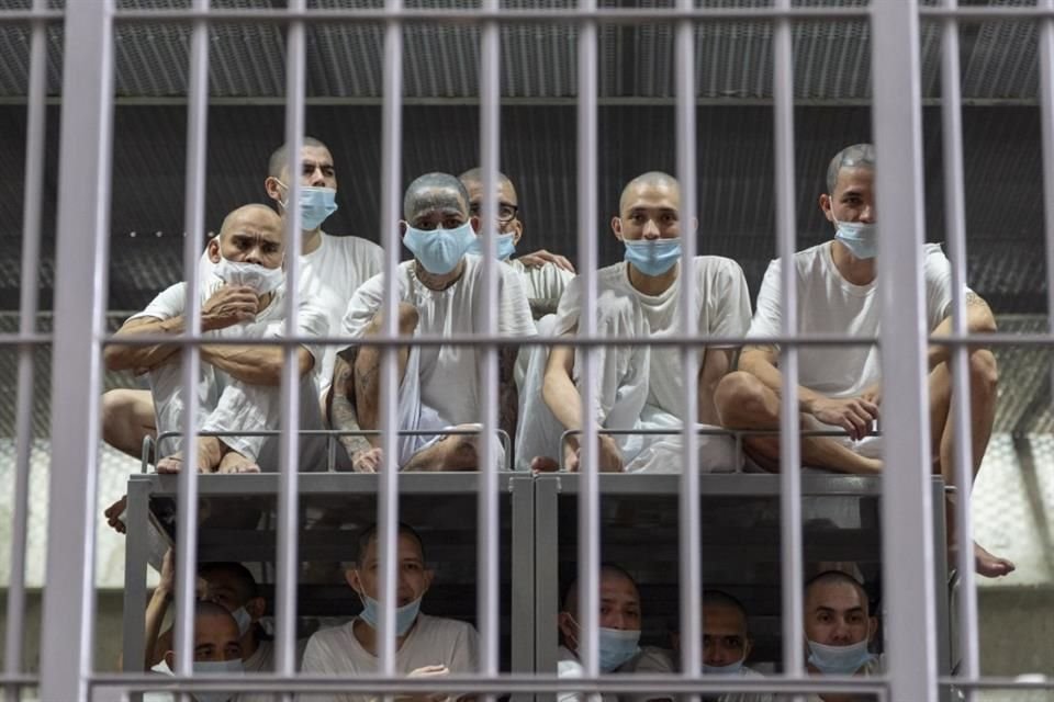 Prisioneros sentados en su celda mientras la secretaria de Seguridad Nacional Kristi Noem visita el Centro de Confinamiento del Terrorismo en Tecoluca, El Salvador, el 26 de marzo 2025.