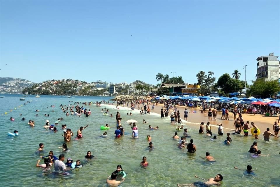 Aspecto del ambiente en playas de Acapulco en el arranque de la Semana Santa 2025.