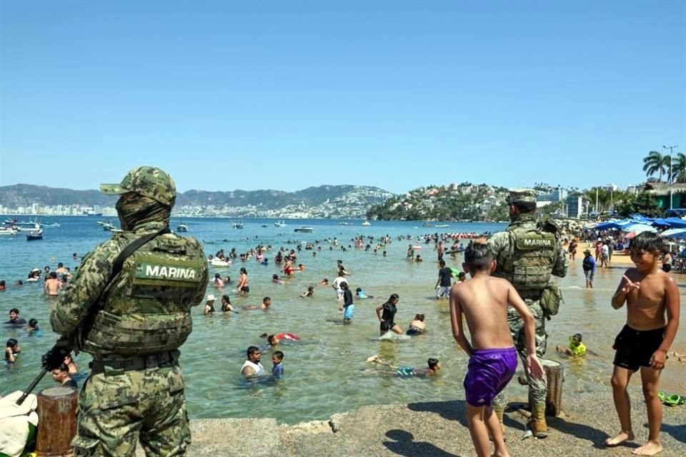 Elementos de la Secretaría de Marina resguardan la seguridad en las playas de Acapulco.