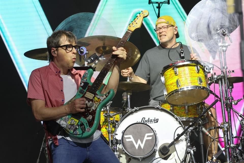 La banda Weezer anunció durante su show sorpresa en Coachella que se encuentra trabajando en una película documental sobre ellos.