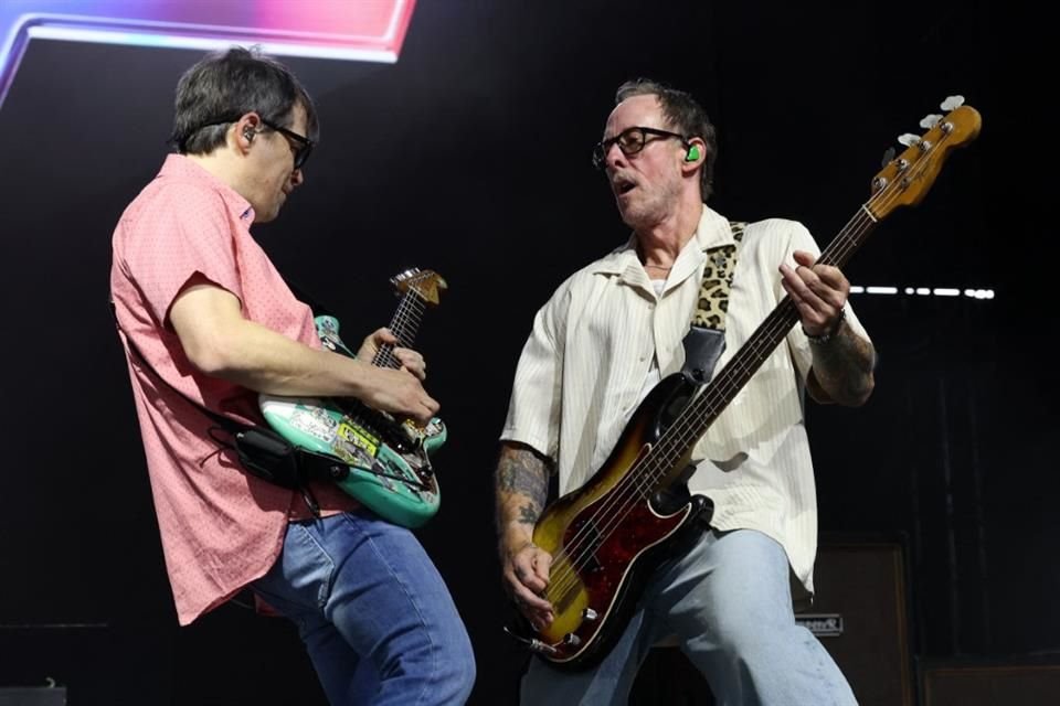 Rivers Cuomo, vocalista del grupo, confirmó a sus seguidores que se encuentran trabajando en una película documental basada en la carrera de la banda.