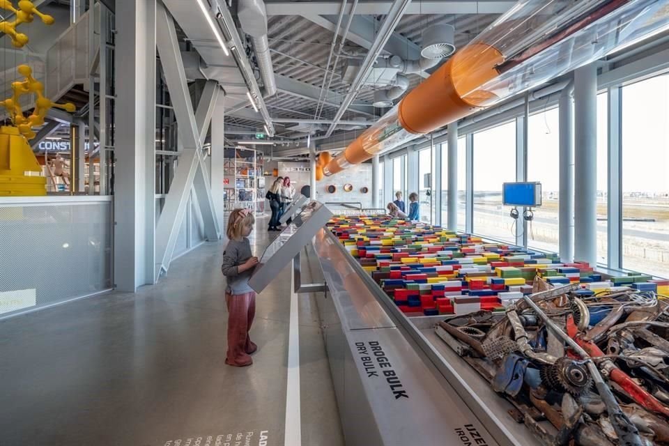 Las exposiciones están diseñadas para inspirar a los visitantes a reflexionar críticamente sobre los retos ambientales y las tecnologías innovadoras que pueden impulsar el cambio.