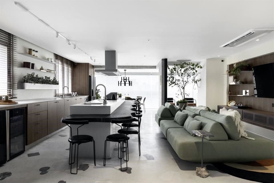 El proyecto se personalizó para satisfacer los deseos de la pareja, incluyendo una cocina gourmet y un vestidor, con soluciones creativas y muebles a medida.