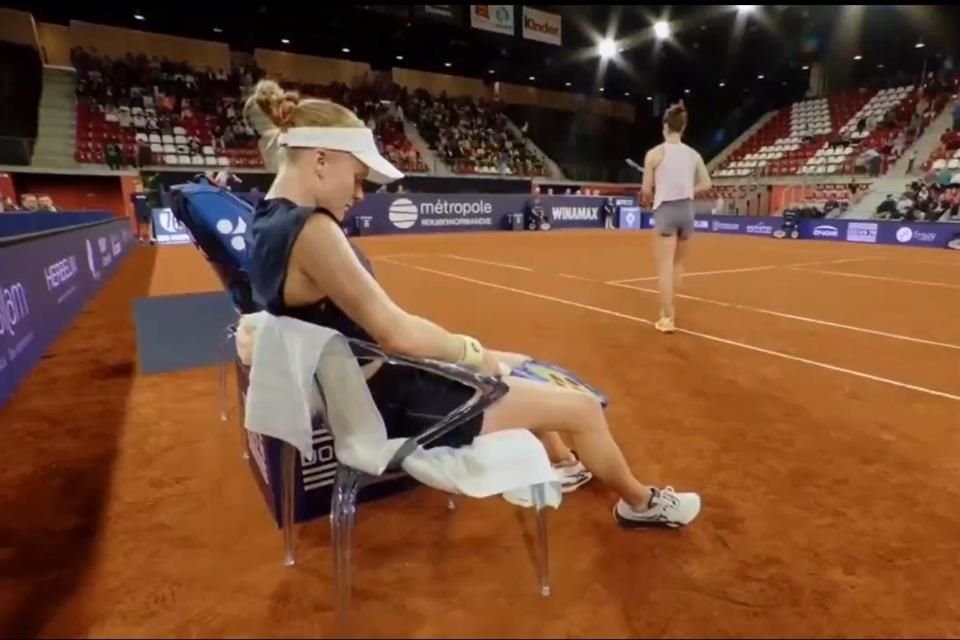 Harriet Dart se disculpó tras pedirle a la jueza de silla que le dijera a su oponente que se pusiera desodorante porque 'huele muy mal'.