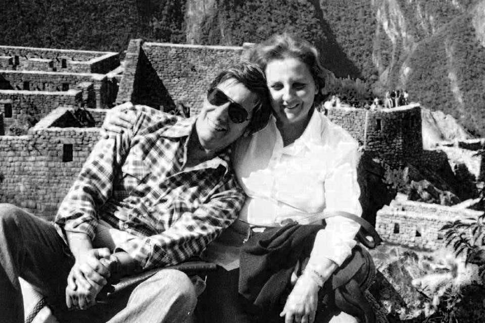 Mario Vargas Llosa y Carmen Balcells durante una visita a Machu Picchu, muy jóvenes.