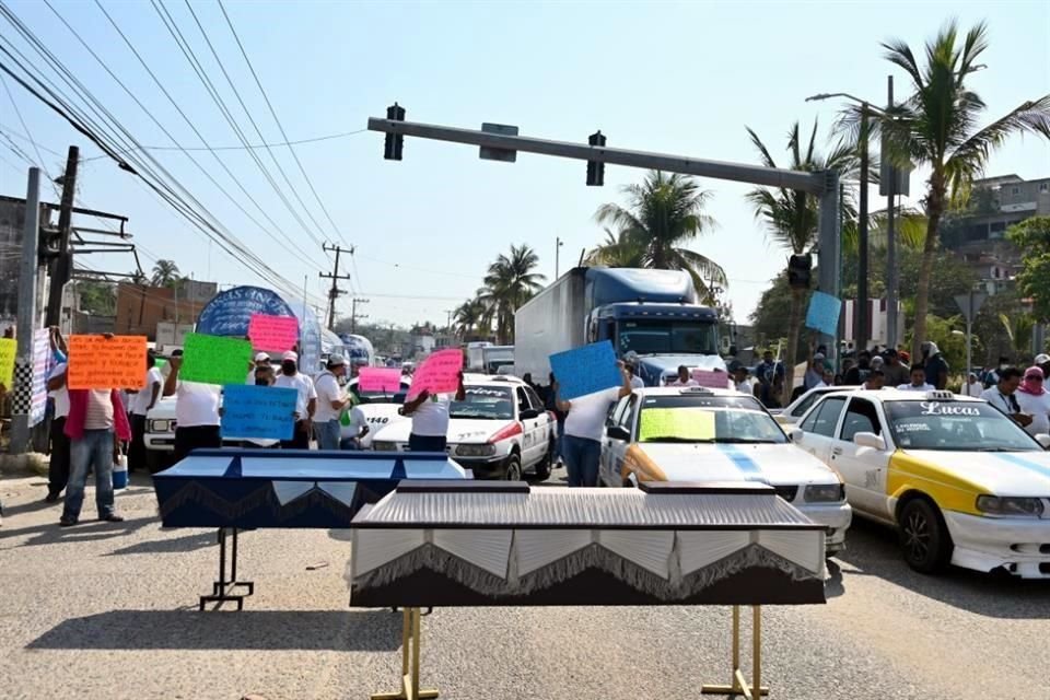 Los transportistas han organizado manifestaciones ante la violencia en contra de taxistas y conductores de camionetas.