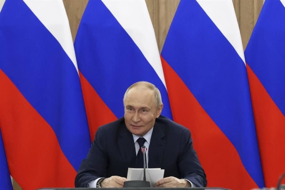 El Presidente Vladimir Putin habla durante una visita a la Universidad Técnica Estatal Bauman de Moscú, el 16 de abril del 2025.