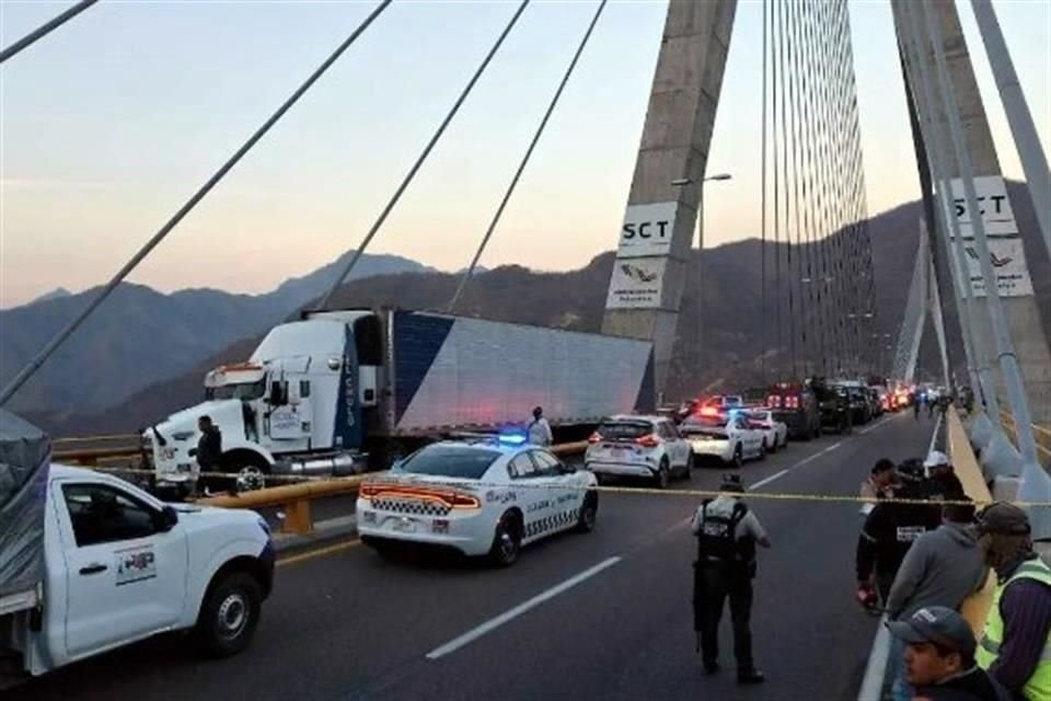 Debido al choque ocurrido por la madrugada, la autopista estuvo cerrada varias horas.