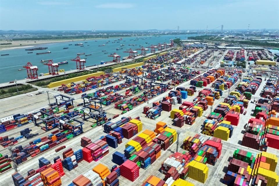Vista aérea de la terminal de contenedores del puerto de Nanjing, en la provincia de Jiangsu, en el este de China.