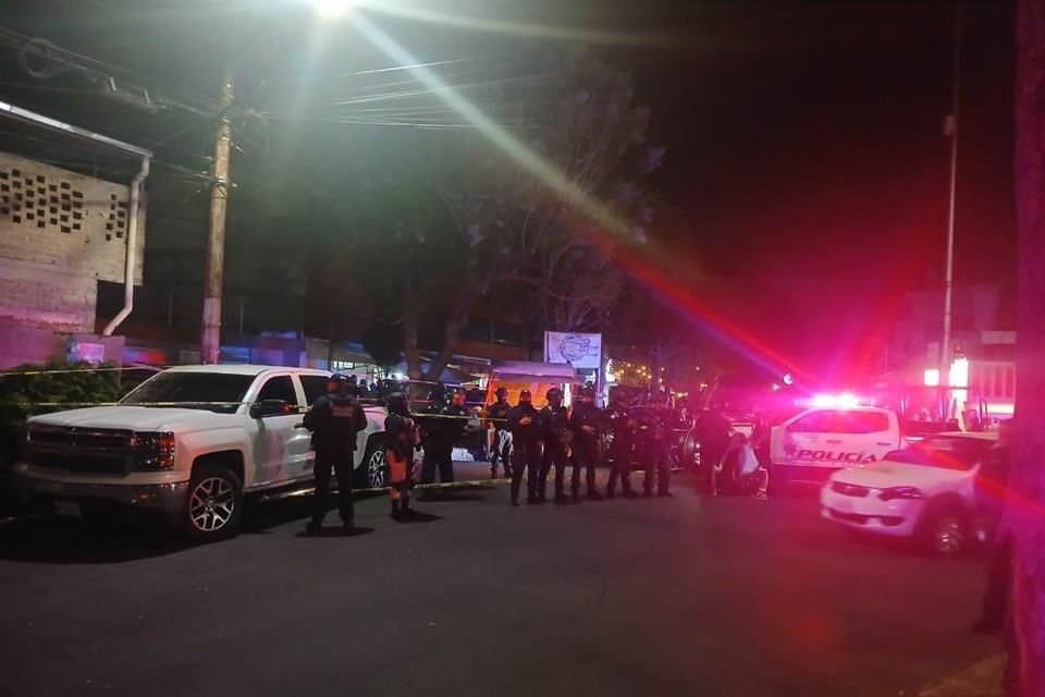 Las víctimas llegaron a bordo de una camioneta Mercedes Benz y se estacionaron frente al negocio antes del ataque.
