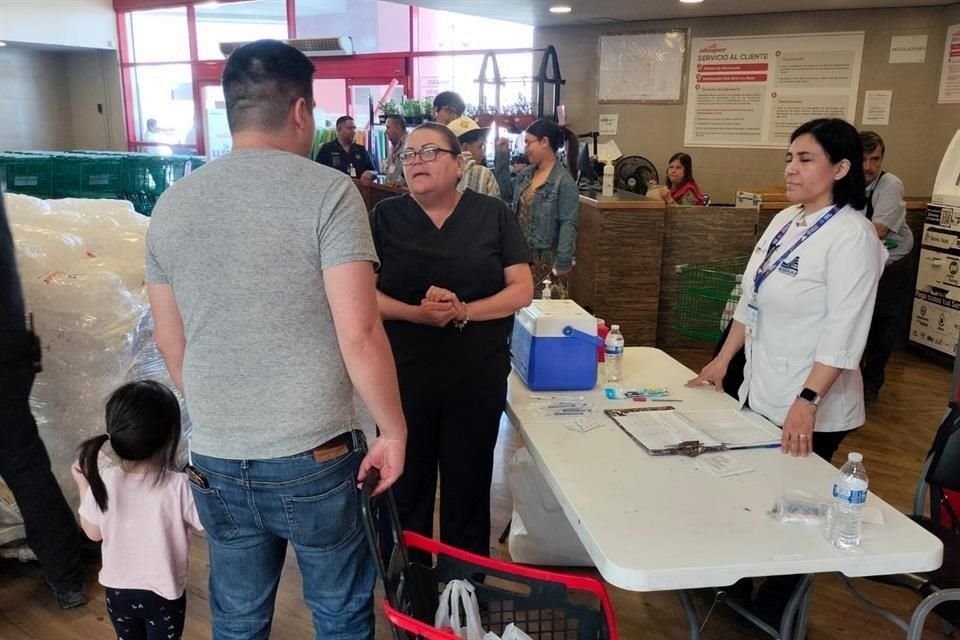 En varios centros comerciales se instalan módulos de vacunación y se realizan recorridos para aplicar las dosis en las colonias donde se tienen reportados casos probables o confirmados de sarampión.