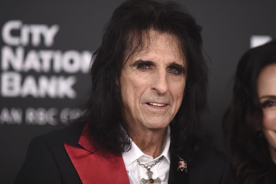 Alice Cooper, piedra angular del rock teatral, culminará su gira 'Too Close For Comfort' este verano, promocionando su más reciente álbum 'Road'.