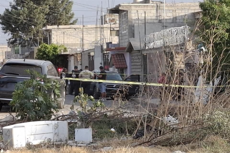 Un hombre fue asesinado afuera de su domicilio, su cuerpo quedó junto a una camioneta Taos.