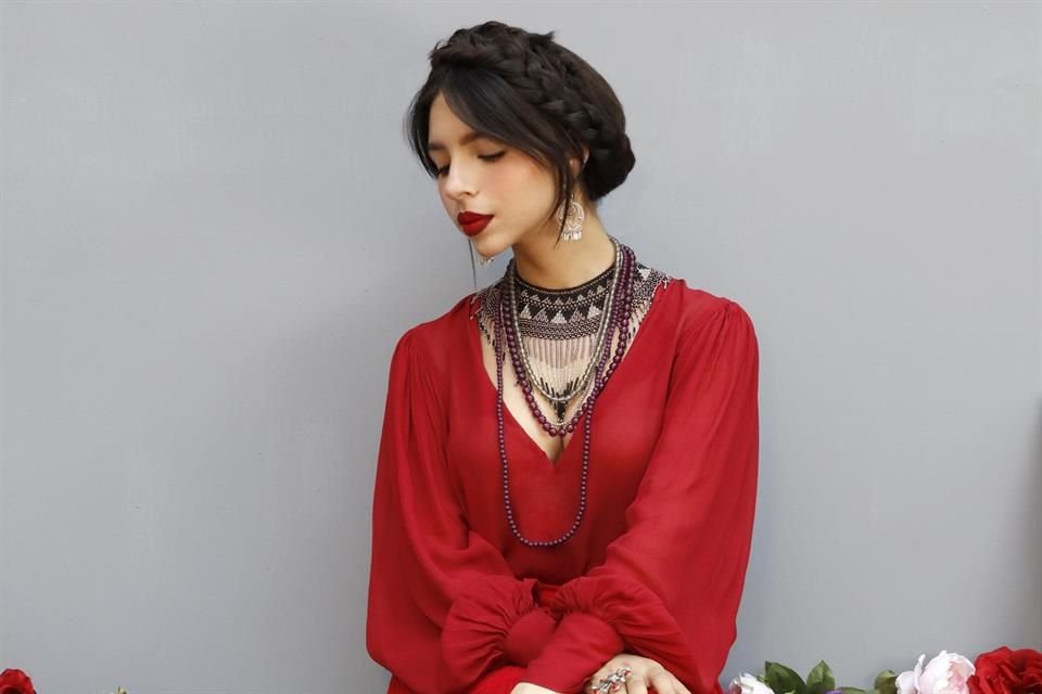 Ángela Aguilar lanzó la canción de desamor 'Nadie Se Va Como Llegó', que le da nombre a su próximo disco de estudio.