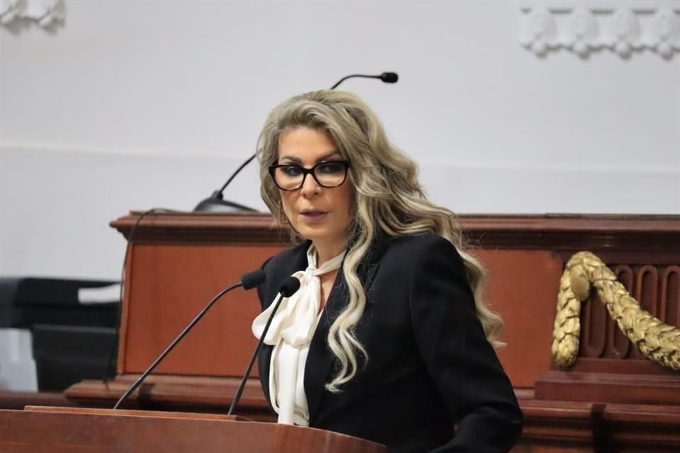 'El tema de querer entregar el partido de la revolución democrática a gente que no ha trabajado, arribistas que quieren robarse el PRD y lo decimos muy claro: no se los vamos a permitir', señaló Nora Arias.
