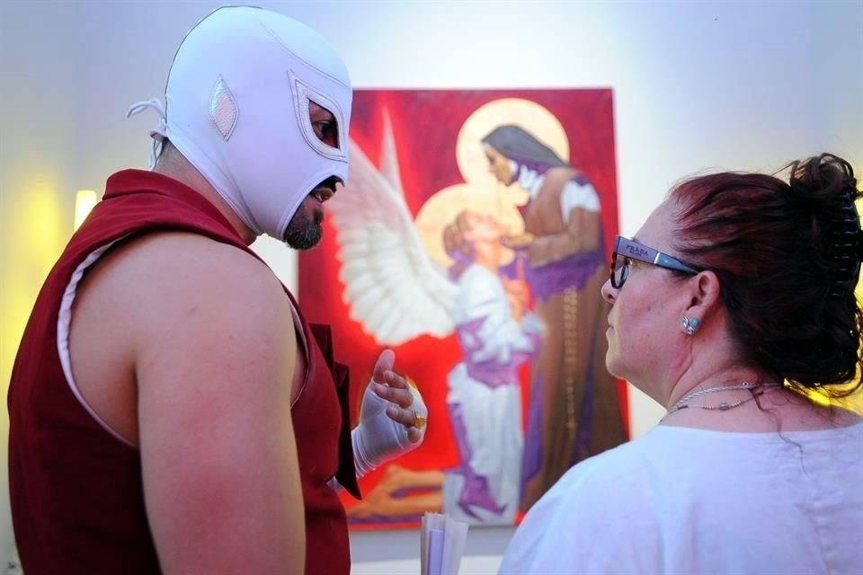 El artista, enmascarado, conversa con Ana Francis Mor, Secretaria de Cultura capitalina, durante una visita a la muestra.