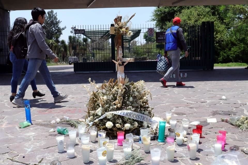 LAS MARCAS DEL CEREMONIA. Aunque ayer reabrió sus puertas el parque, al exterior se mantiene el memorial instalado por manifestantes.