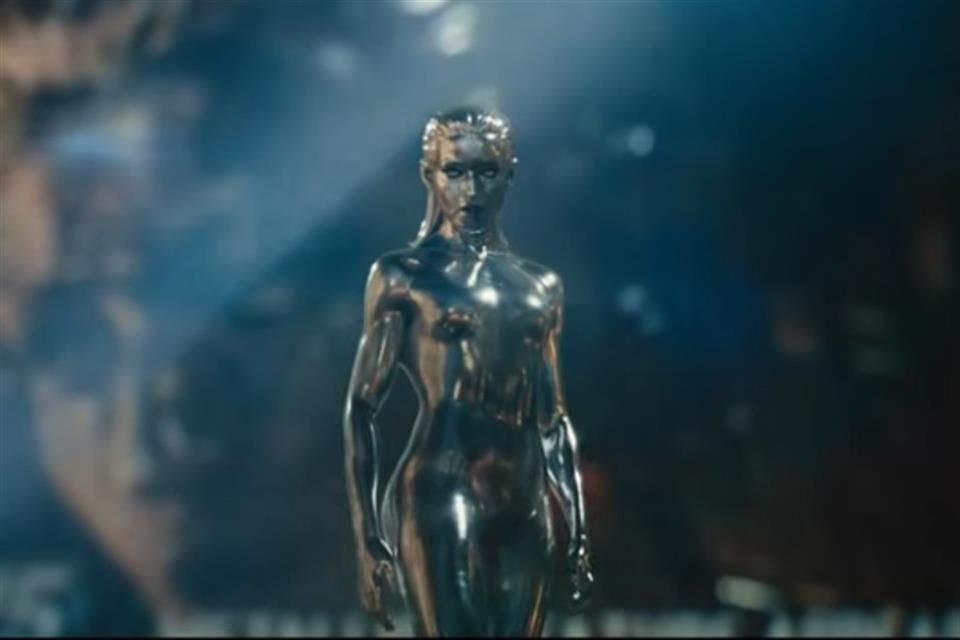 Desde los cielos y entre edificios que recuerdan un pasado que nunca fue, desciende Julia Garner como Silver Surfer.