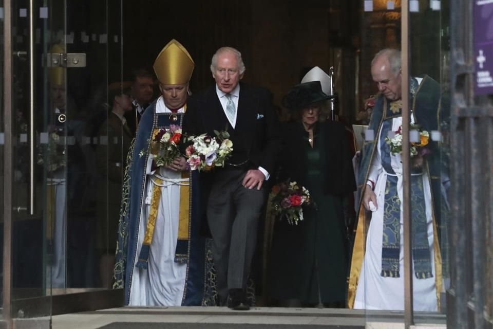 En su mensaje de Pascua, Carlos III elogió a trabajadores humanitarios que arriesgan su vida en zonas de guerra y llamó a la solidaridad.