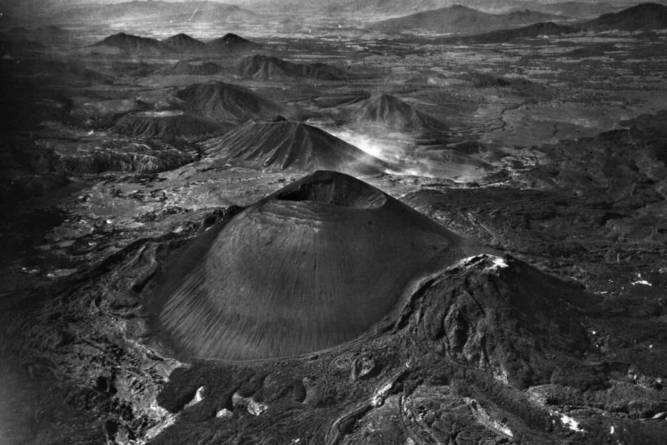 El Paricutín, en 1962. Imagen que forma parte de la nueva inscripción de México en el programa internacional Memoria del Mundo.