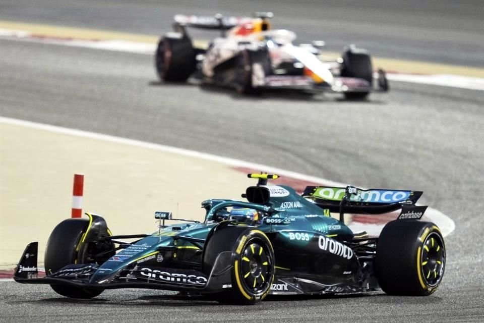El español sumará Gran Premio con Aston Martin.