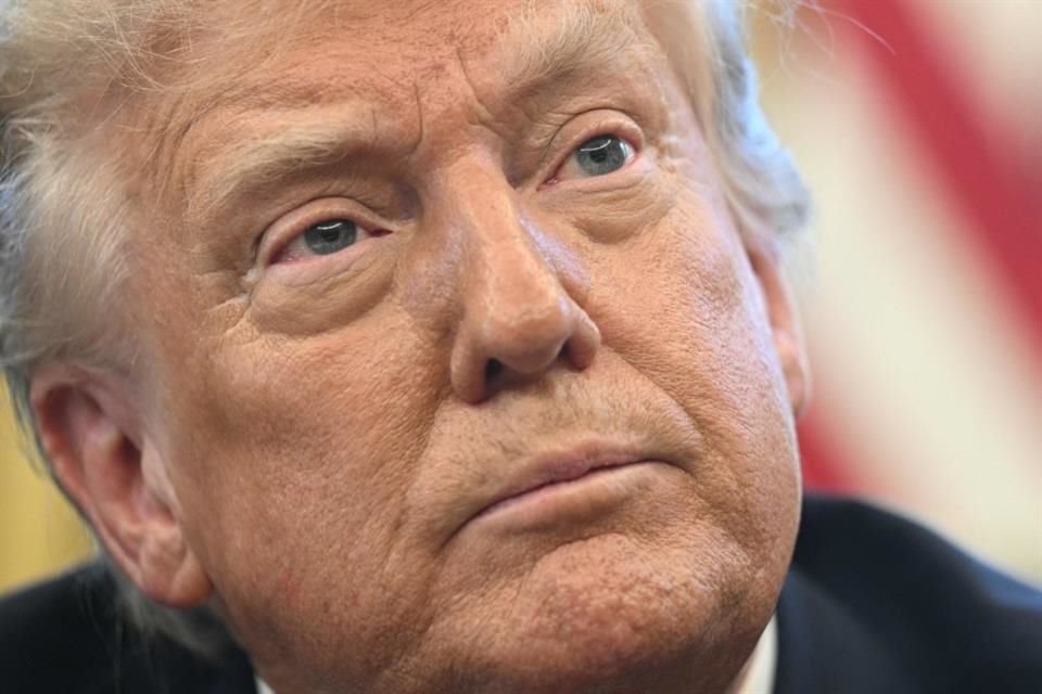 El Presidente Donald Trump habla con reporteros tras firmar órdenes ejecutivas, el 17 de abril del 2025.