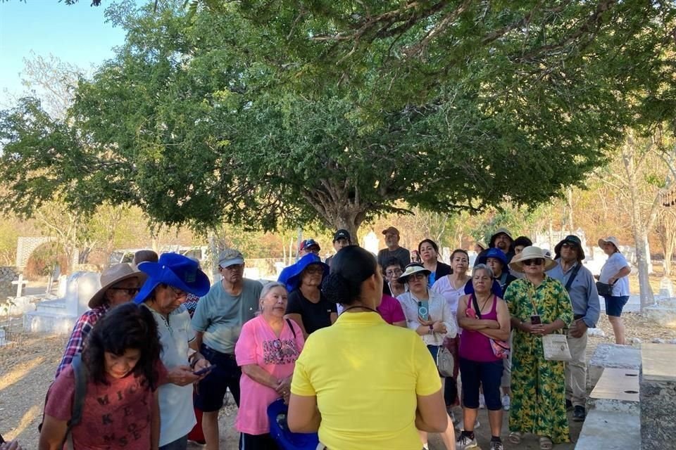 Visita obligada al panteón, donde yacen los restos de personajes como el Padre Trampitas.