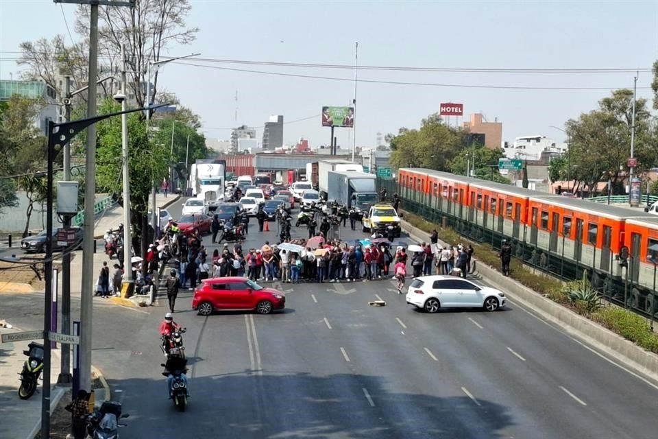 Personal del DIF y Casa Cuna bloquearon Calzada de Tlalpan, en la CDMX, por el presunto despido injustificado de cinco trabajadoras.