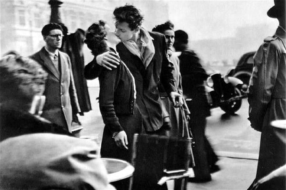 'El beso' (1950), una fotografía emblemática de Robert Doisneau.
