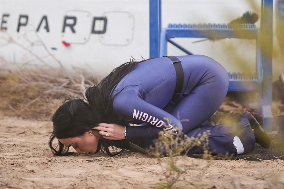 La intérprete de 'I Kiss a Girl' besó la tierra tras su experiencia espacial.