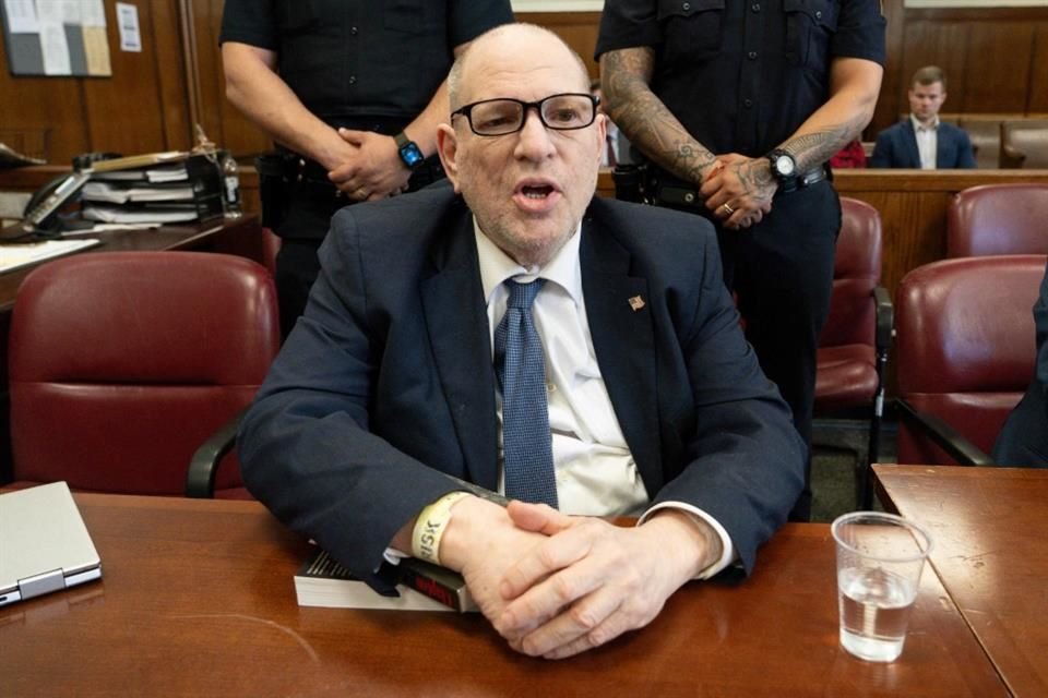 El juez Paul Goetz ordenó la noche del jueves que Weinstein fuera trasladado de inmediato del notorio complejo carcelario de Rikers Island a la sala carcelaria del Hospital Bellevue en Manhattan.