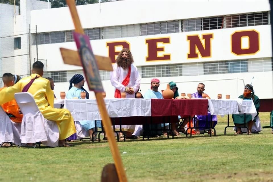 Cerca de 50 reos representaron la Última Cena, el lavado de manos de Poncio Pilatos, el viacrucis y la crucifixión de Cristo en el Reclusorio Norte, en el marco del Viernes Santo.