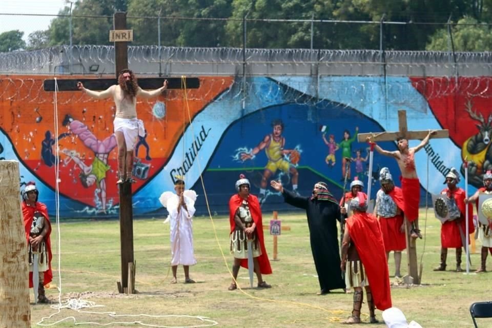 La representación duró cerca de hora y media, y posterior a ella, los reos tuvieron una convivencia con sus familiares.