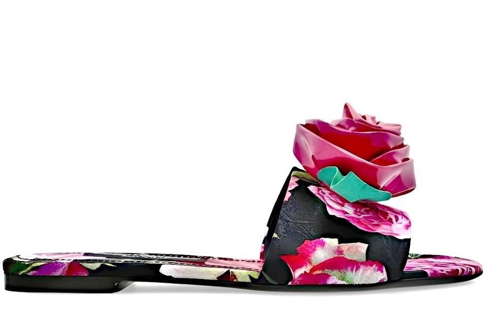 Descubre las nuevas tendencias en sandalias para elegir las perfectas para esa escapada a la playa.