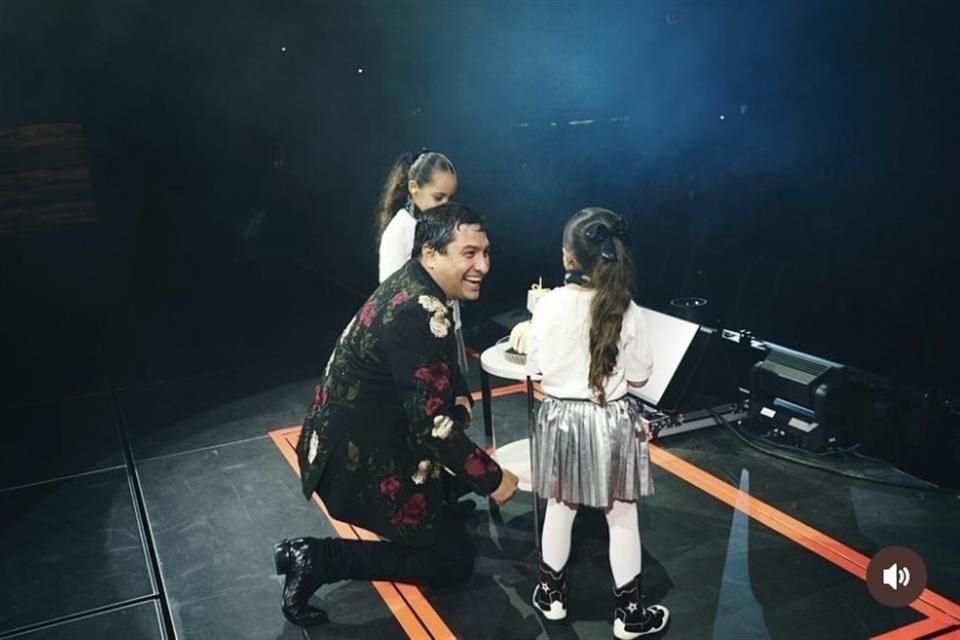 Julión Álvarez regresó a los shows en Estados Unidos y ayer sus hijas lo sorprendieron con un pastel de cumpleaños.