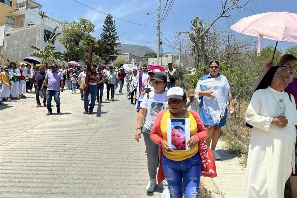 Madres buscadoras participaron en un viacrucis en Chilpancingo, en el que se condenó la violencia en la entidad y la inacción del Gobierno.
