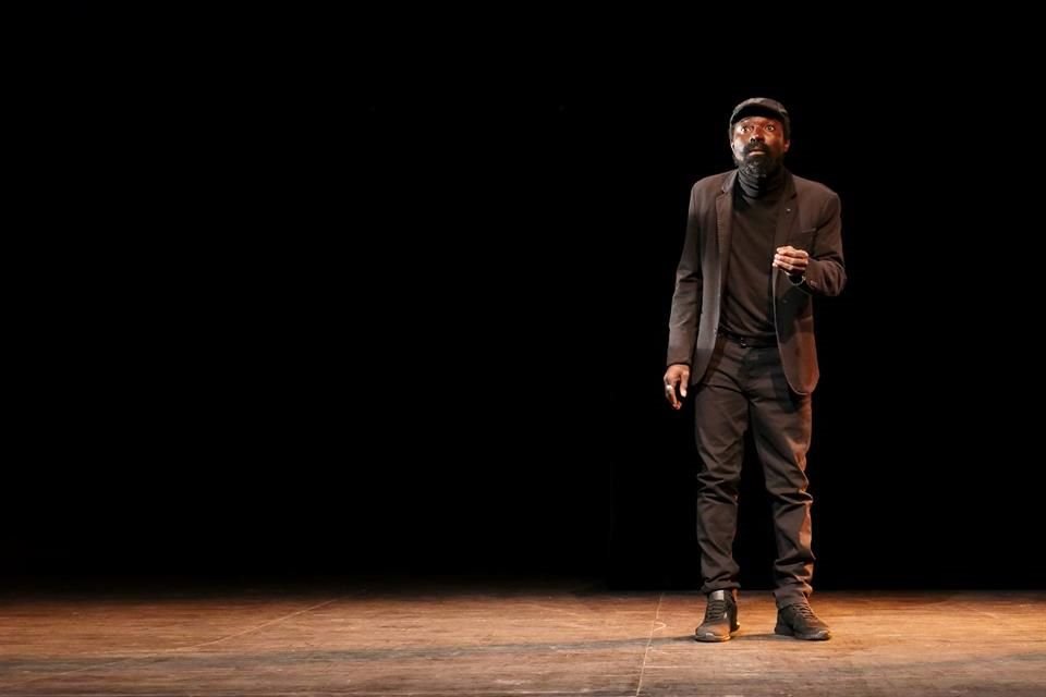'De este lado' narra la vida de Dido, un actor congoleño que es desplazado de su país y viaja a Francia, en una historia similar a la de su propio creador.