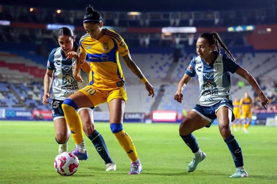 Jennifer Hermoso tuvo una marcación muy cercana de parte de las jugadoras de Tuzas.