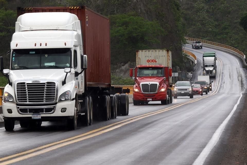Aunque el Sistema Nacional de Seguridad Pública presume baja en robos a transportistas, empresas del sector alertan sobre alza de hasta 25%.
