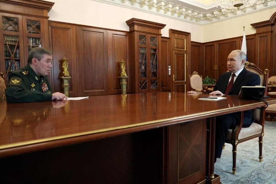 Durante una reunión con el jefe del Estado Mayor de Rusia, el Mandatario pidió a Kiev que respete la tregua.