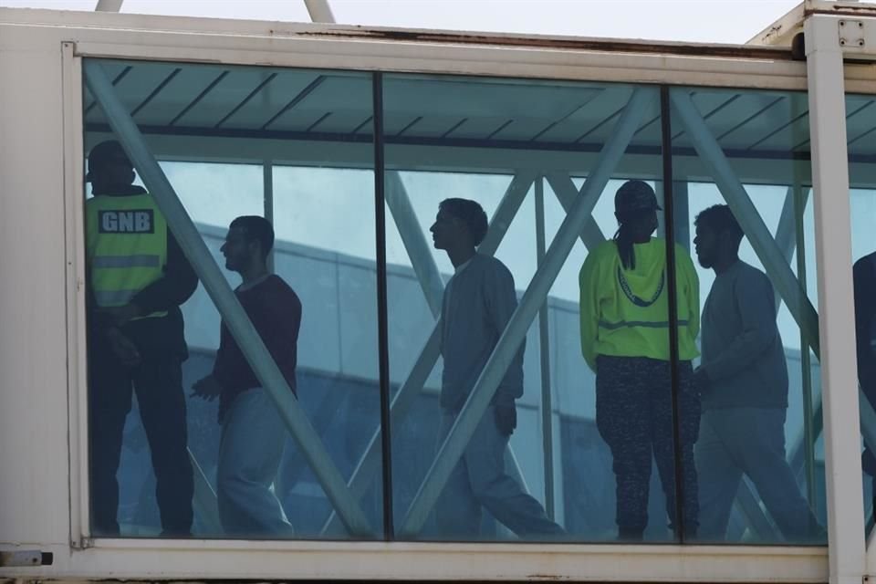 Migrantes venezolanos deportados desde Estados Unidos llegan al aeropuerto internacional Simón Bolívar, en Maiquetia, Venezuela, el 30 de marzo de 2025.