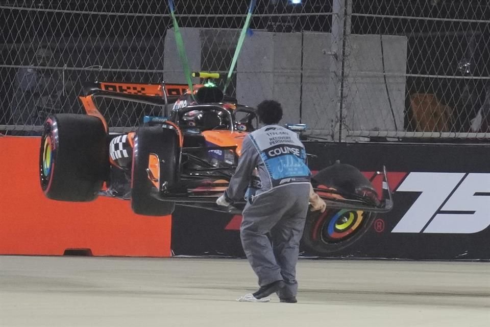 El auto de Lando Norris fue retirado tras el choque.