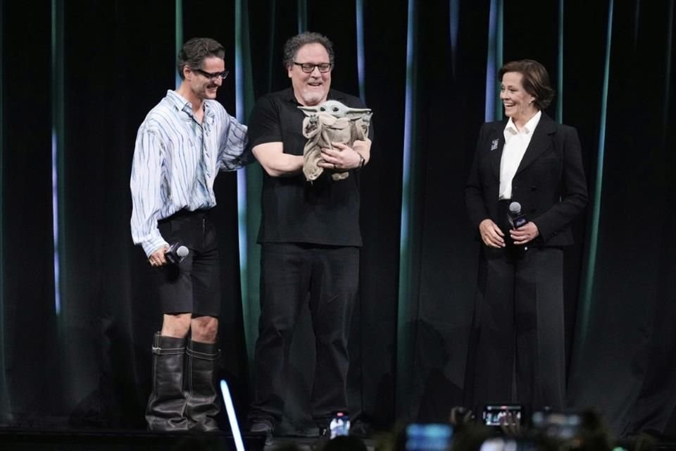 Pedro Pascal, Sigourney Weaver, Jon Favreau y Grogu en la Star Wars Celebration.