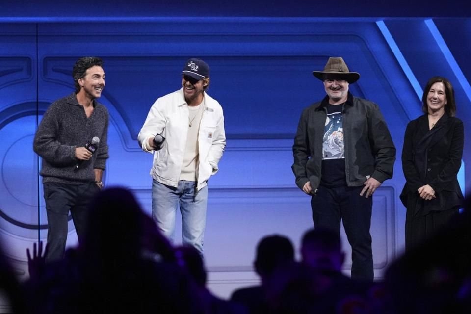 Shawn Levy y Ryan Gosling presentando su nueva película de Star Wars para 2027.